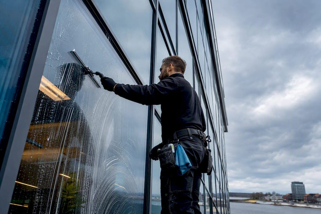 25–80 kr per ruta: så jämför företag fönsterputspris i Sverige